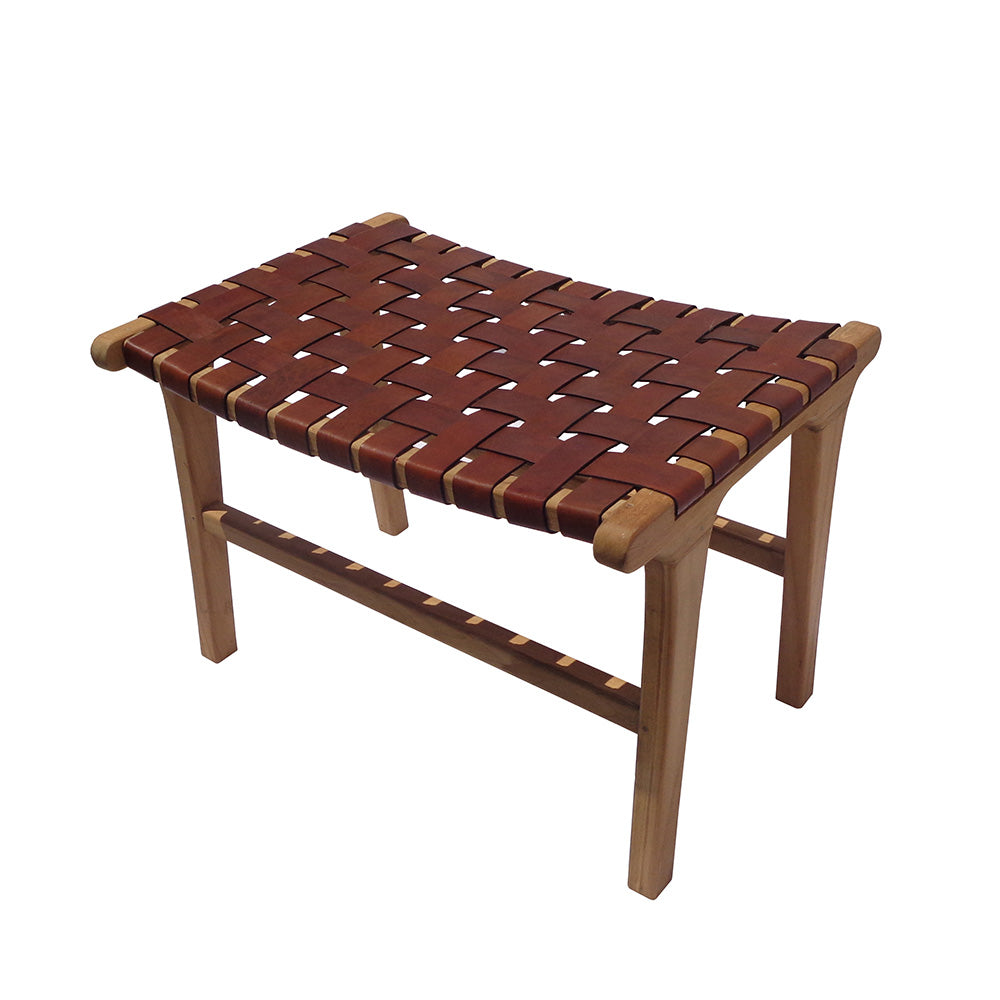 La Banqueta en Madera de Teca y Cuero Zoe Brown (62 cm) cuenta con un asiento rectangular con cuero tejido y un resistente marco de madera de teca con cuatro patas rectas.