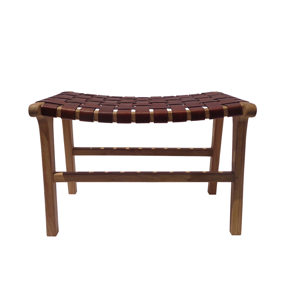 La Banqueta en Madera de Teca y Cuero Zoe Brown (62 cm) tiene asiento de cuero entrelazado y estructura robusta de teca, ofreciendo elegancia y durabilidad en un diseño atemporal.