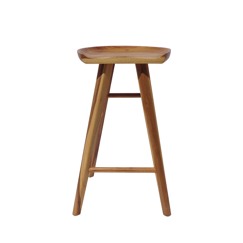 El Taburete en madera de teca Tessa presenta un diseño sencillo de madera con cuatro patas y un asiento cuadrado, resaltando su diseño moderno sobre un fondo blanco.