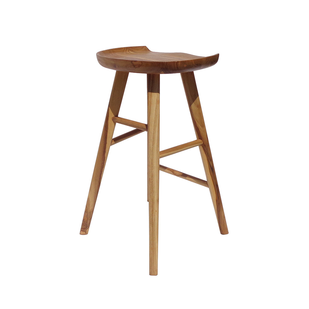 El taburete de madera de teca Tessa presenta un diseño moderno y elegante con tres patas resistentes, conectadas por barras transversales, y un asiento elegantemente curvado.