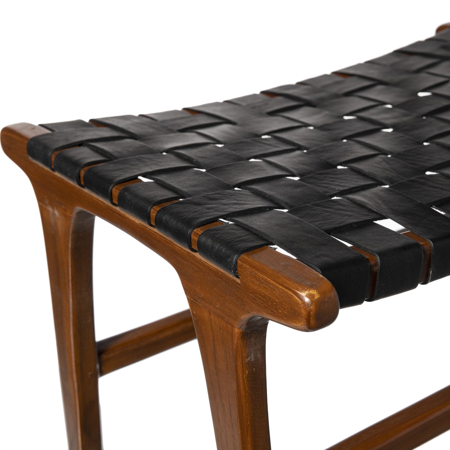 Primer plano de la Banqueta en Madera de Teca y Cuero Zoe Black Antique (62 cm), mostrando su asiento de cuero negro entretejido y su robusta base de madera de teca.