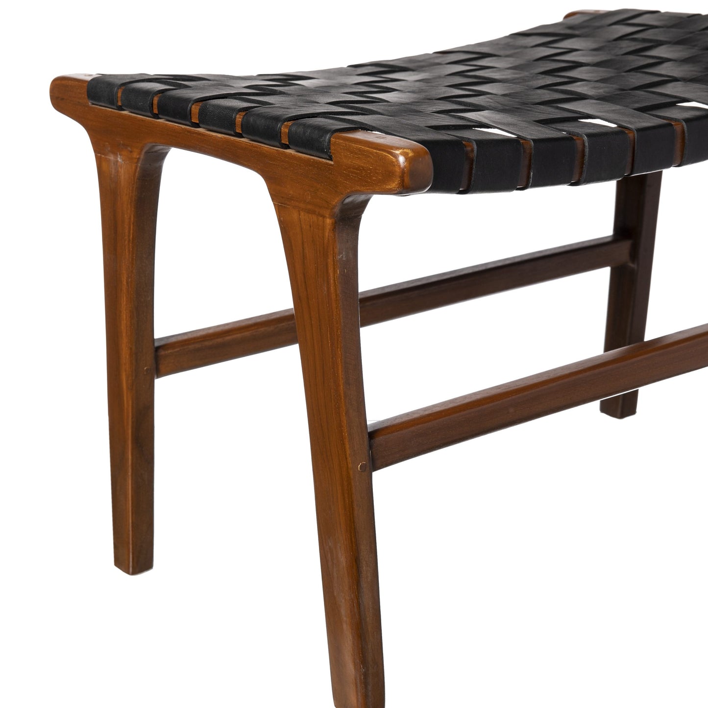 La Banqueta en Madera de Teca y Cuero Zoe Black Antique (62 cm) presenta un marco de madera de teca y un asiento tejido de cuero negro, combinando la simplicidad moderna con un estilo elegante.
