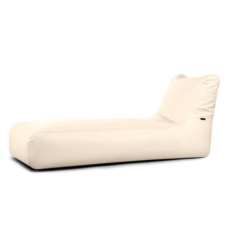 La Bean Bag Sunbed Outside - uso exteriores es una moderna tumbona de color crema con un asiento rectangular bajo y un respaldo elevado, que se muestra sobre un fondo blanco.