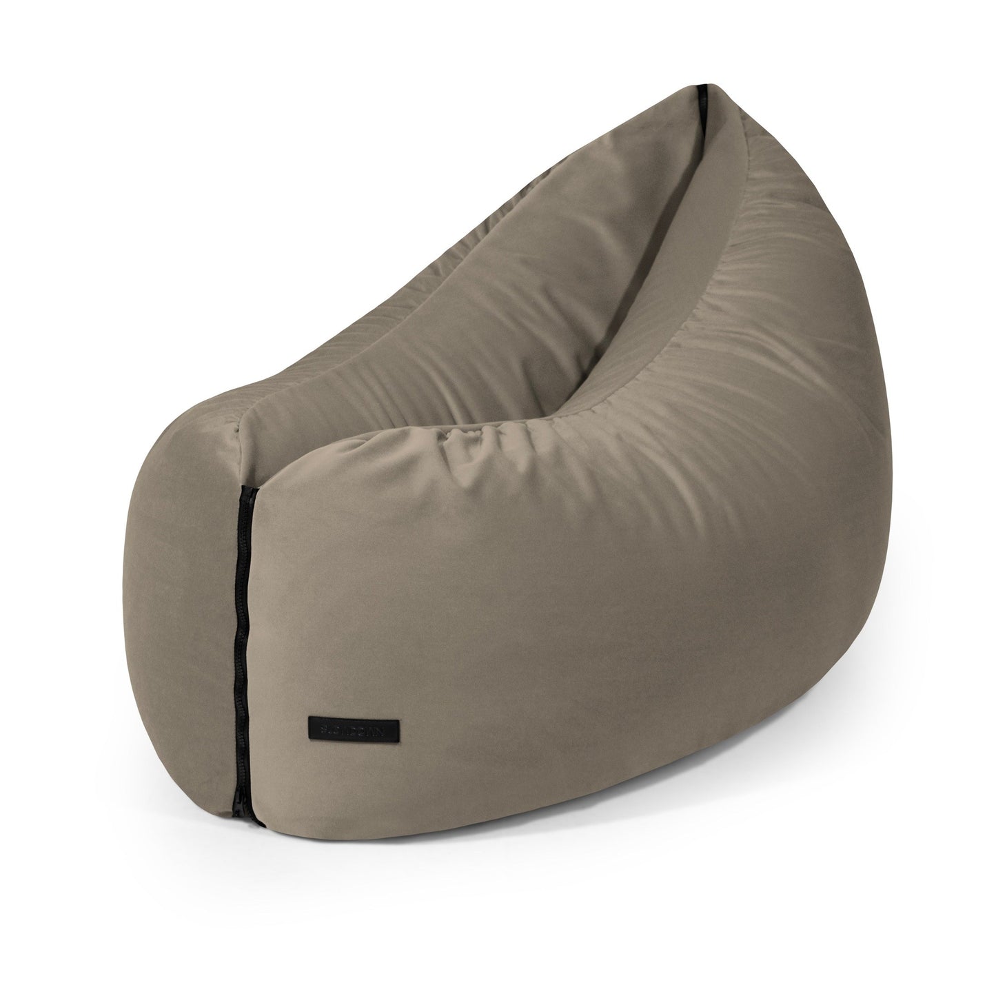 El puff de terciopelo CLIP CLAP 115 BARCELONA (115×90×75 cm) presenta un diseño moderno y ligeramente curvado en terciopelo de color topo, ideal para salón o dormitorio, que se muestra sobre fondo blanco.