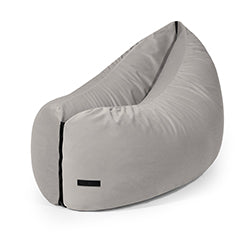 Un Bean bag puff de terciopelo 115×90×75 cm - moderno - salón o dormitorio - CLIP CLAP 115 BARCELONA de color gris claro en forma de lágrima se recorta sobre un fondo blanco liso.