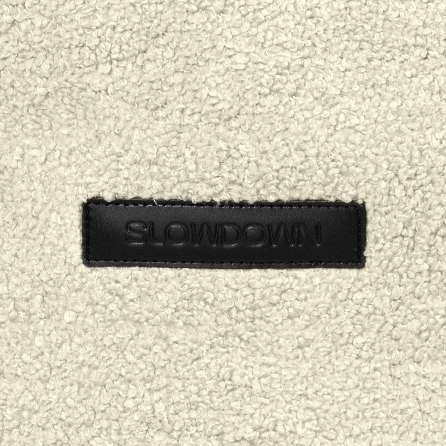 Un parche rectangular negro con