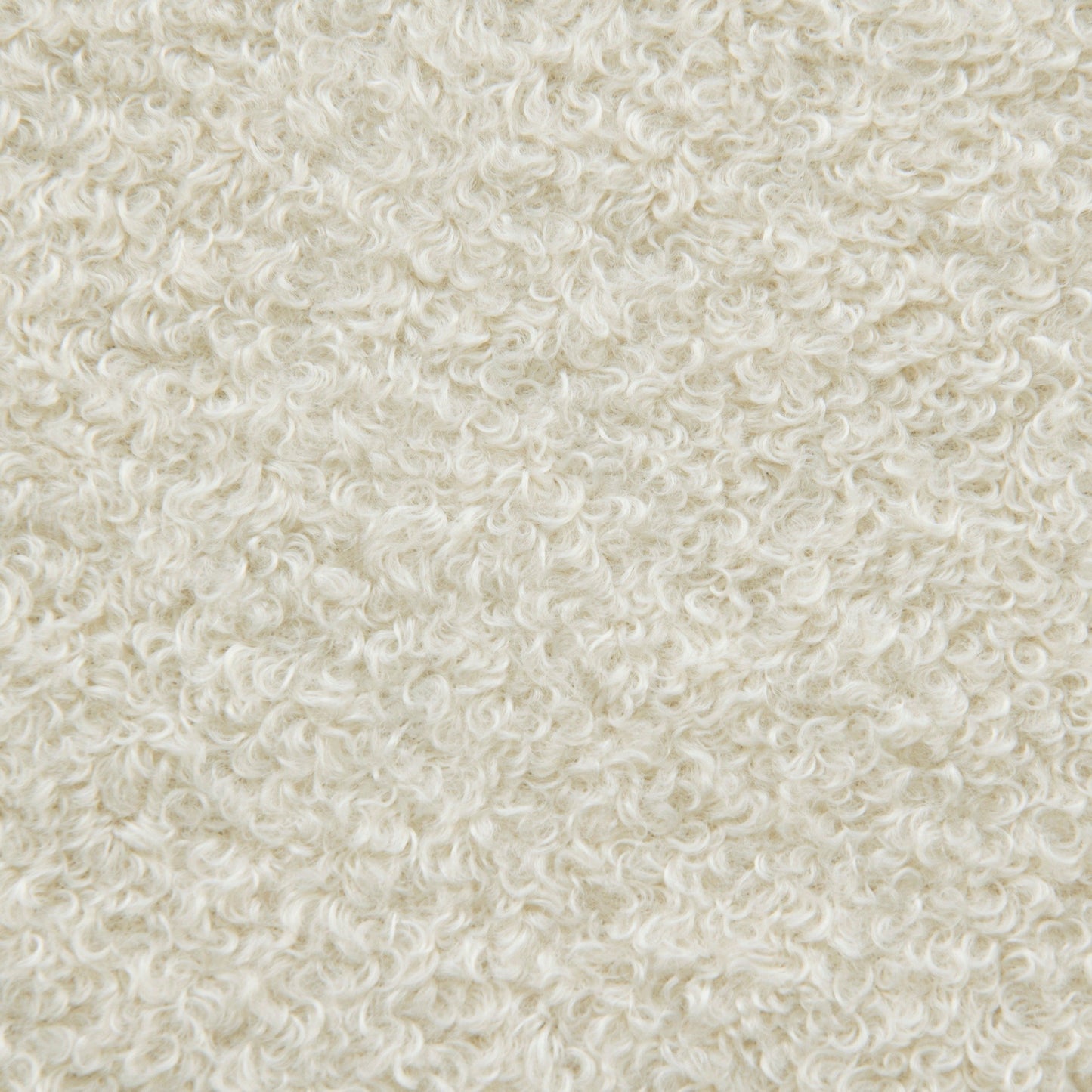 Detalle del tejido borreguito rizado de color blanco roto del puff puff infantil CLIP CLAP 90 TEDDY (90×70×60 cm), que muestra pequeños bucles apretados con un patrón uniforme, ideal para habitaciones infantiles o cuartos de juegos modernos.