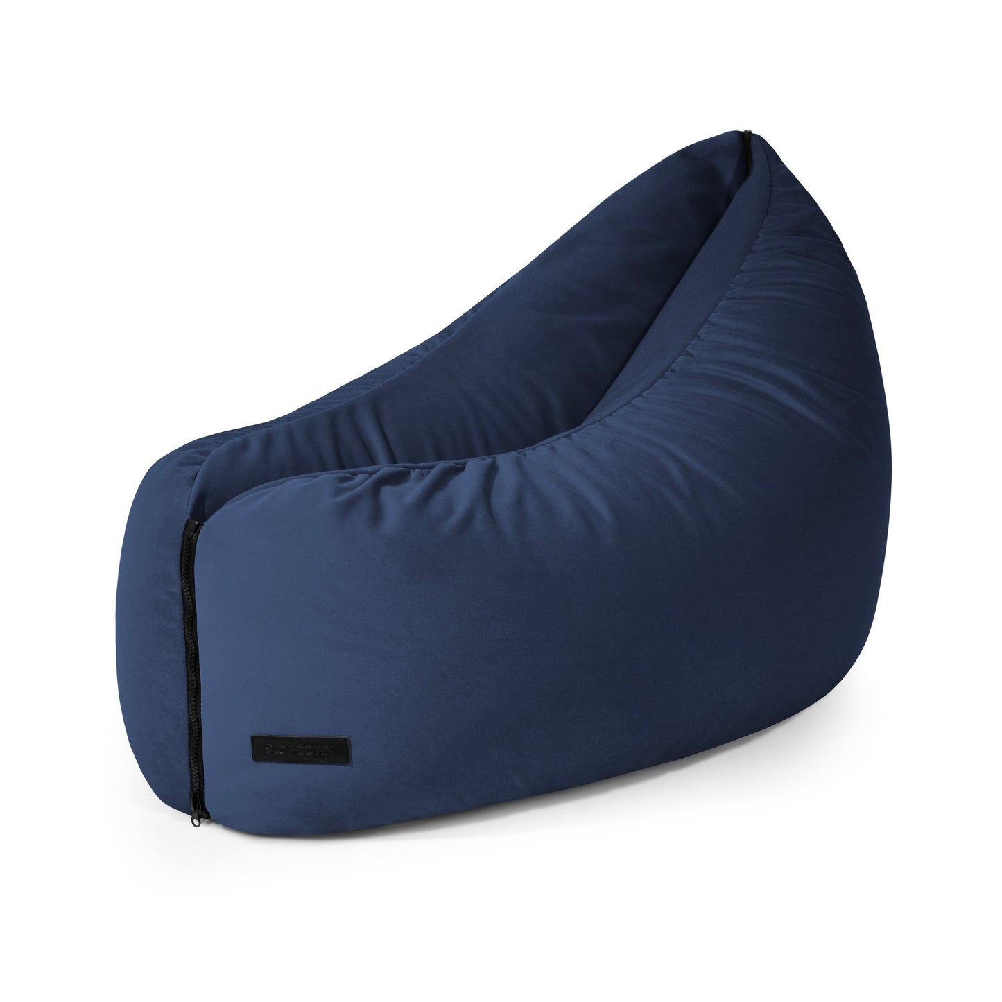 El puff infantil de terciopelo 90×70×60 cm - CLIP CLAP 90 BARCELONA es un moderno puff de terciopelo azul oscuro con cremallera lateral y asiento ergonómico, ideal para un dormitorio o cuarto de juegos, que se muestra sobre un fondo blanco liso.