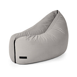 Bean bag puff infantil de terciopelo 90×70×60 cm - CLIP CLAP 90 BARCELONA, de color gris claro, en forma de lágrima, con una suave funda de terciopelo y una pequeña etiqueta rectangular en la parte delantera, perfecto para un dormitorio o cuarto de juegos moderno.
