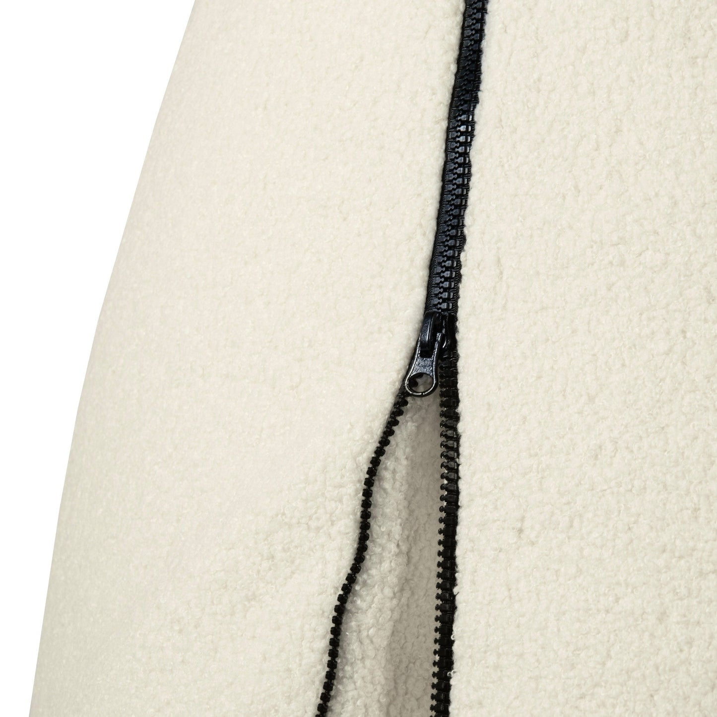 Detalle de una cremallera negra parcialmente abierta sobre tela de borreguito color crema, que aparece en el puff puff infantil CLIP CLAP 90 TEDDY (90×70×60 cm), ideal para habitaciones infantiles o cuartos de juegos modernos.