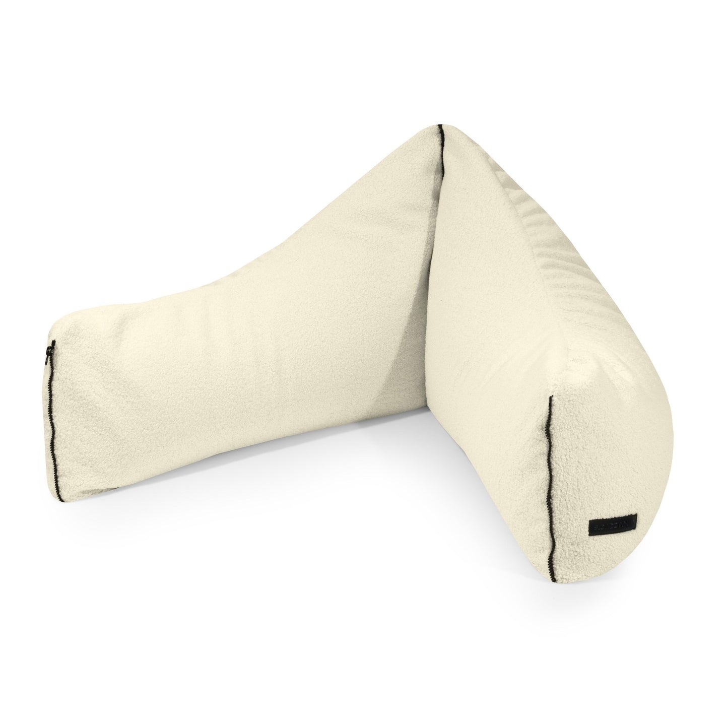 El Bean bag puff infantil de tela borreguito 90×70×60 cm CLIP CLAP 90 TEDDY es un cojín de apoyo en forma de L de color crema con tejido suave y texturizado y una pequeña etiqueta negra, ideal como asiento ergonómico o acogedor bean bag para niños.