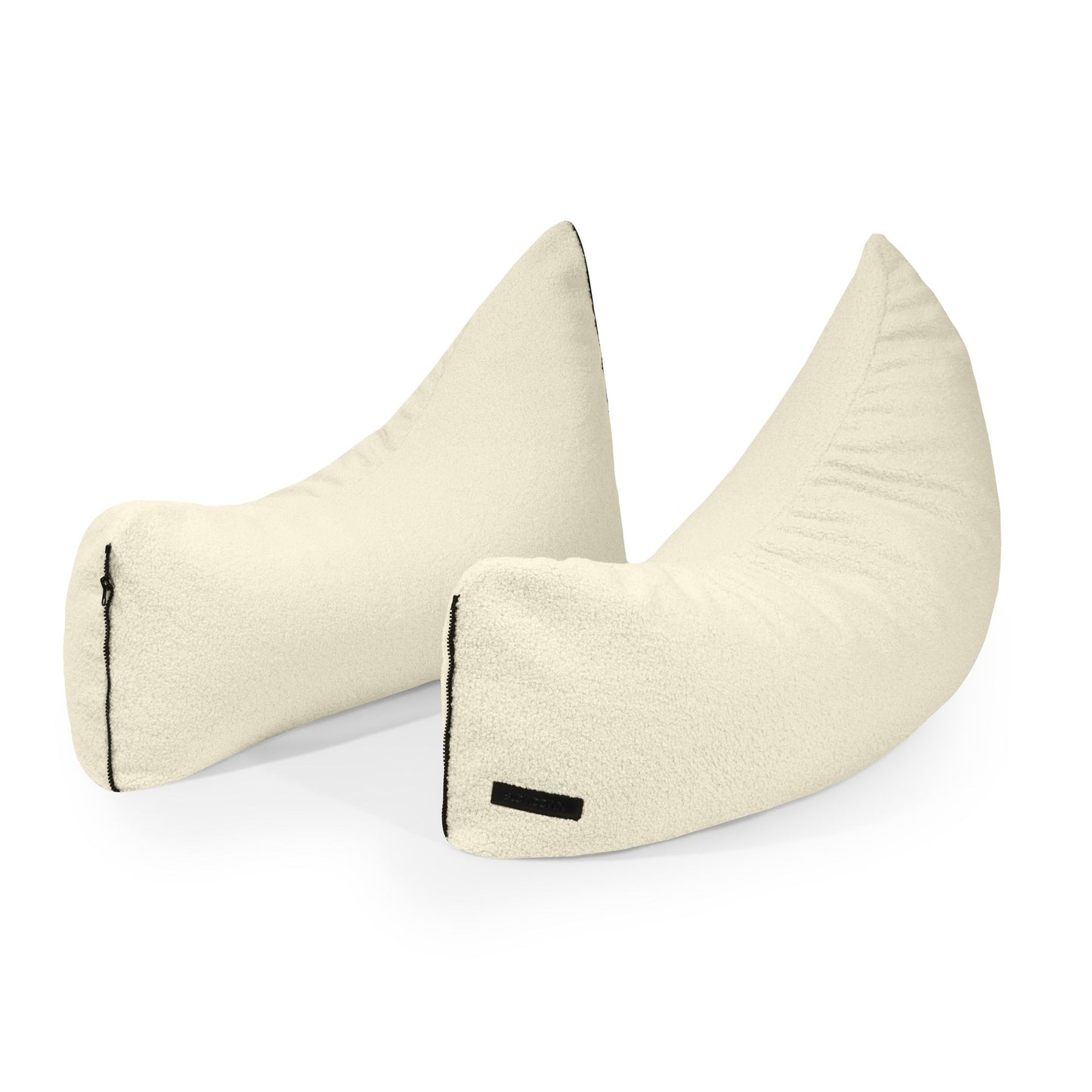 El puff puff infantil de tela borreguito CLIP CLAP 90 TEDDY (90×70×60 cm) se caracteriza por su suave tejido de color crema y su moderno diseño, perfecto para dormitorios o salas de juegos, que se muestra sobre un fondo blanco.