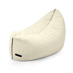 El Bean bag puff infantil de tela borreguito 90×70×60 cm - CLIP CLAP 90 TEDDY es un asiento texturizado de color crema con un diseño moderno, comodidad ergonómica y una pequeña etiqueta negra, perfecto para cualquier dormitorio o cuarto de juegos infantil.