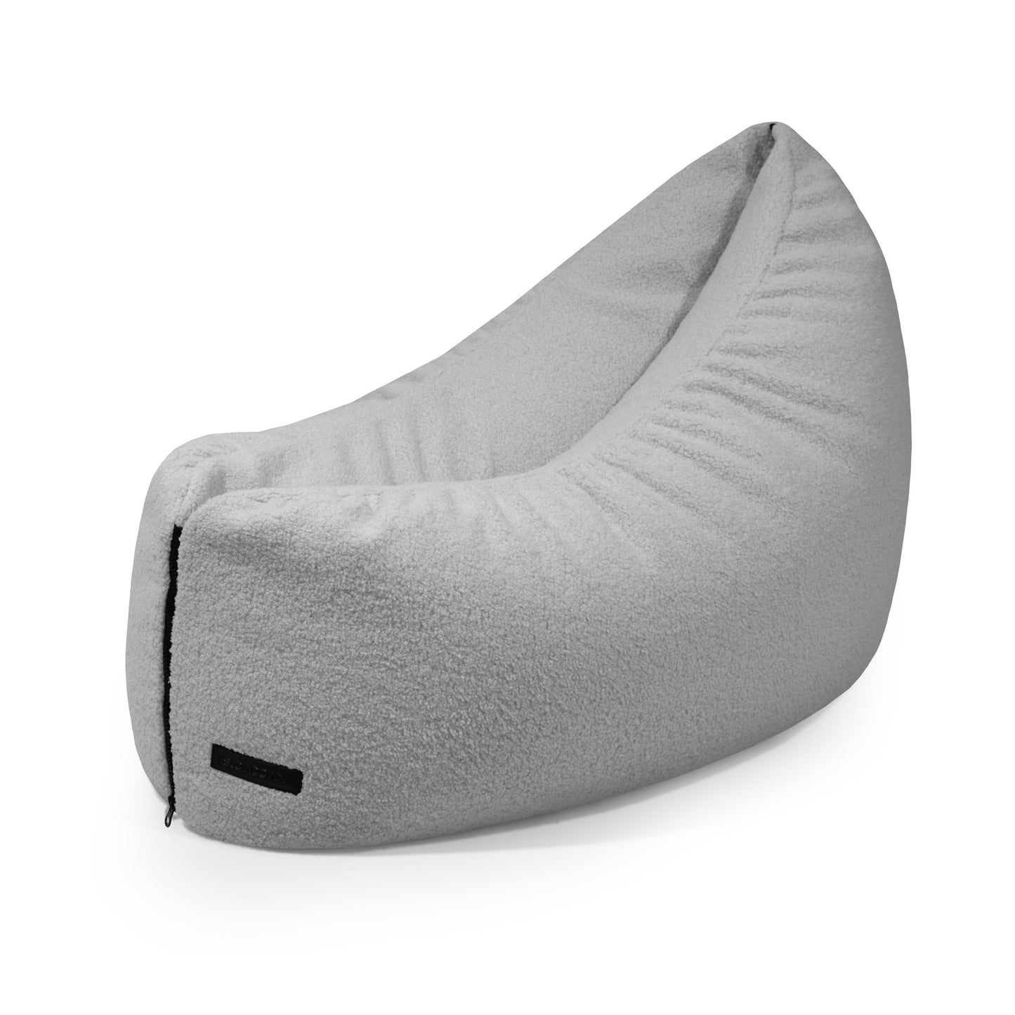 El CLIP CLAP 90 TEDDY es un puff bean bag de tela de borreguito gris claro texturizado (90×70×60 cm), con una sutil costura y una pequeña etiqueta negra, perfecto para un dormitorio o cuarto de juegos infantil moderno.