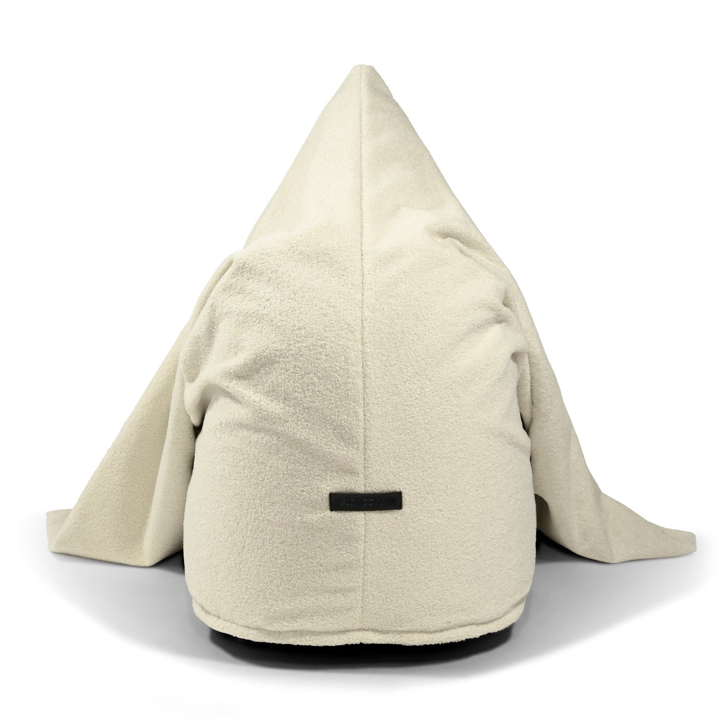 Un Bean bag puff de tela borreguito beige 100×55×60 cm - COCOON 100 TEDDY con una parte superior puntiaguda y una etiqueta rectangular negra, que se muestra sobre un fondo blanco. Perfecto para salones modernos, dormitorios o salas de juegos.