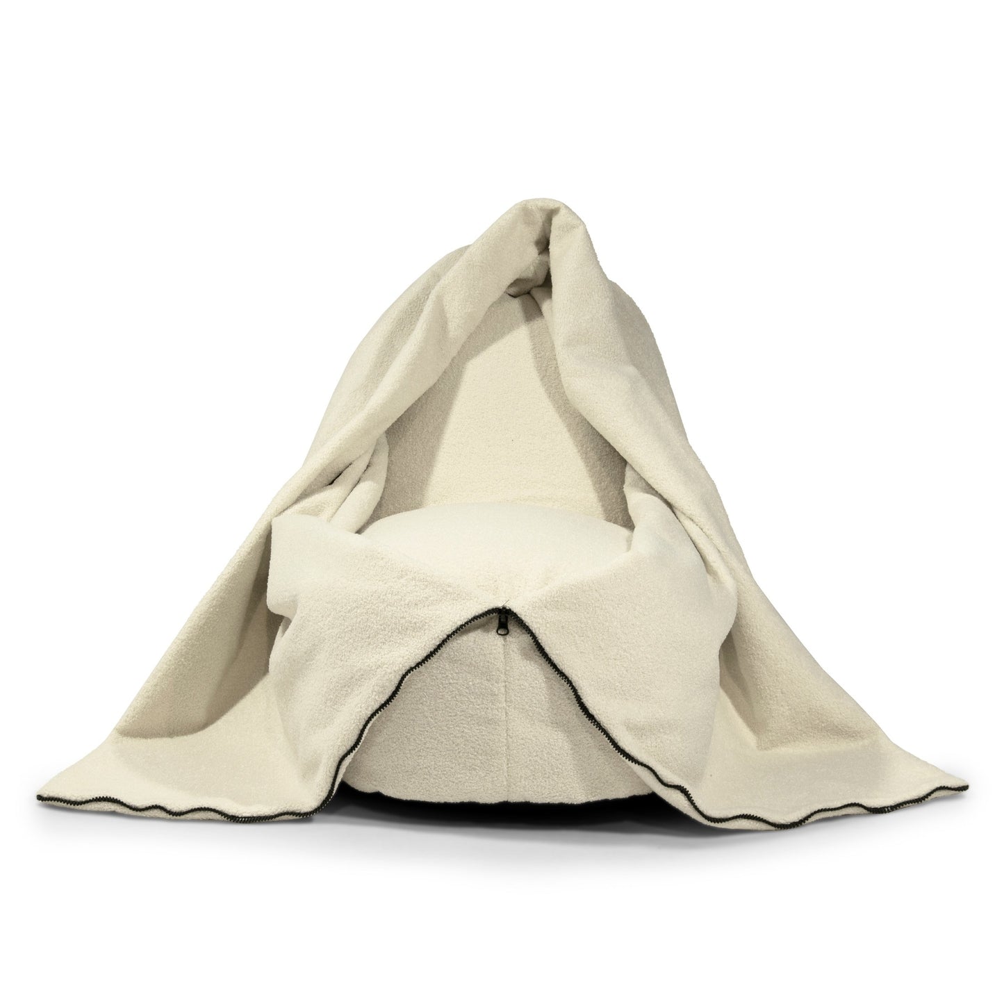 El puff Bean bag de tela borreguito COCOON 100 TEDDY (100×55×60 cm) de color crema está rematado con una manta a juego que le da un aspecto acogedor, de tienda de campaña y comodidad ergonómica, perfecto para cualquier salón, dormitorio o sala de juegos.