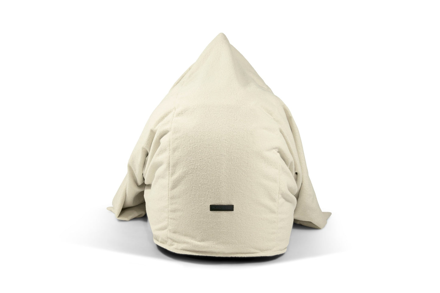 Un Bean bag puff de tela borreguito 120×60×65 cm COCOON 120 TEDDY de color crema con la parte superior puntiaguda, fotografiado de frente sobre fondo blanco. Su diseño moderno lo hace ideal para dormitorio, salón o sala de juegos.
