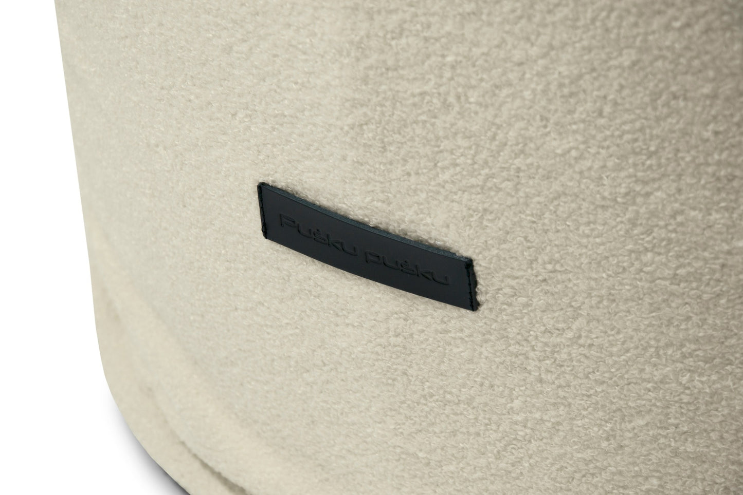 Detalle del tejido borreguito beige del Bean Bag Puff de Tela Borreguito 120×60×65 cm COCOON 120 TEDDY, con una pequeña etiqueta