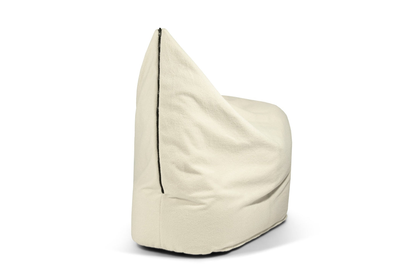 Se muestra un Bean bag puff de tela borreguito COCOON 120 TEDDY (120×60×65 cm), beige y triangular con costura negra visible, ideal para dormitorio, salón o sala de juegos y perfecto para cualquier espacio moderno.