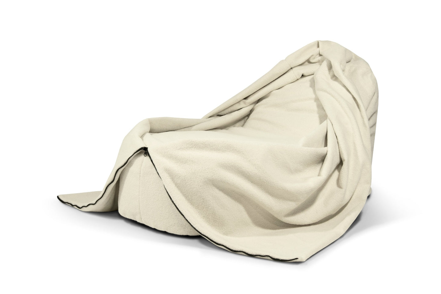 Un moderno sillón tapizado con una gran manta beige evoca el acogedor aspecto del Bean bag puff de tela borreguito 120×60×65 cm, ideal para dormitorio, salón o sala de juegos-COCOON 120 TEDDY.