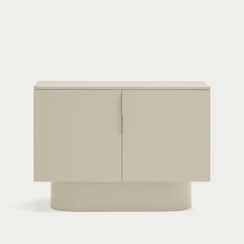 La Cómoda en MDF con 2 Puertas Totem 2P es un mueble minimalista beige con base redondeada, diseñado en estilo moderno y que proporciona almacenamiento funcional sobre un fondo liso.