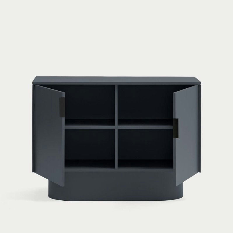 La Cómoda en MDF con 2 Puertas Totem 2P en gris oscuro presenta dos puertas abiertas y cuatro compartimentos interiores, mostrando una estética minimalista sobre un fondo sencillo.