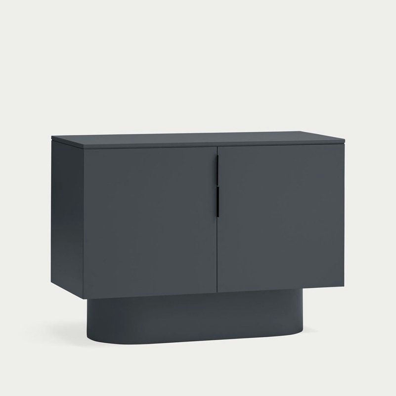 La Cómoda en MDF con 2 Puertas Totem 2P, en moderno gris oscuro, sirve como una elegante pieza central para cualquier diseño de interiores, ofreciendo almacenamiento ordenado sobre un fondo liso.