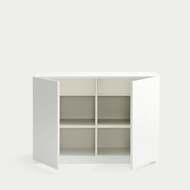 La Cómoda en MDF Doric 2P2C en color blanco, con dos puertas abiertas, cuenta con dos cajones y seis estantes en su interior, perfecta para el almacenamiento inteligente con un diseño minimalista.