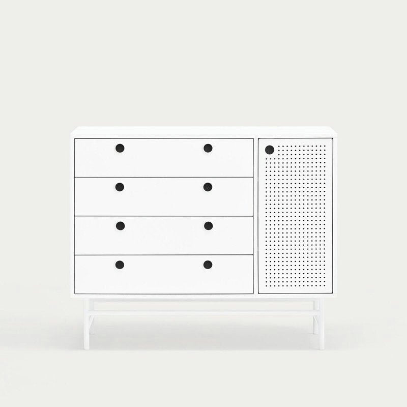 La "Cómoda en MDF con 4 Cajones y Puerta en Metal Punto 1P4C" es una cómoda blanca moderna con cuatro tiradores negros y una puerta de gabinete de metal perforada, colocada sobre un marco minimalista, que encarna un estilo industrial contemporáneo.
