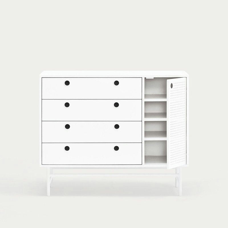 La Cómoda en MDF con 4 Cajones y Puerta en Metal Punto 1P4C está elaborada en MDF, cuenta con cuatro cajones cerrados a la izquierda y un compartimento de estantería abierto con elegantes puertas de metal perforadas a la derecha para un almacenamiento moderno.