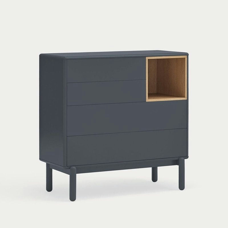 La Cómoda en MDF y Roble con 4 Cajones Corvo 4C es una cómoda de color gris oscuro con un diseño moderno, que cuenta con cuatro cajones y un estante superior derecho abierto de madera, todo ello sostenido por patas resistentes para un almacenamiento eficiente.