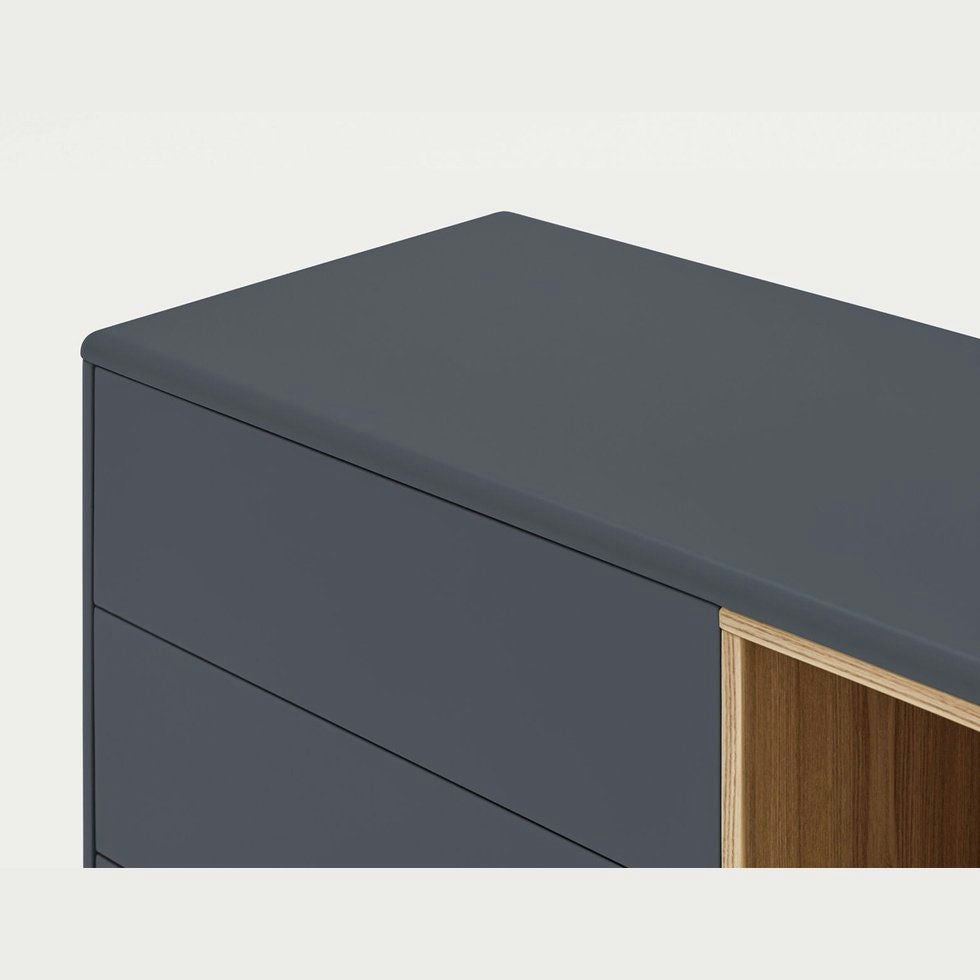 Primer plano de la Cómoda en MDF y Roble con 4 Cajones Corvo 4C, resaltando un diseño moderno con su acabado y laterales en gris oscuro, presentando un estante abierto de madera a la derecha para un almacenamiento eficiente.