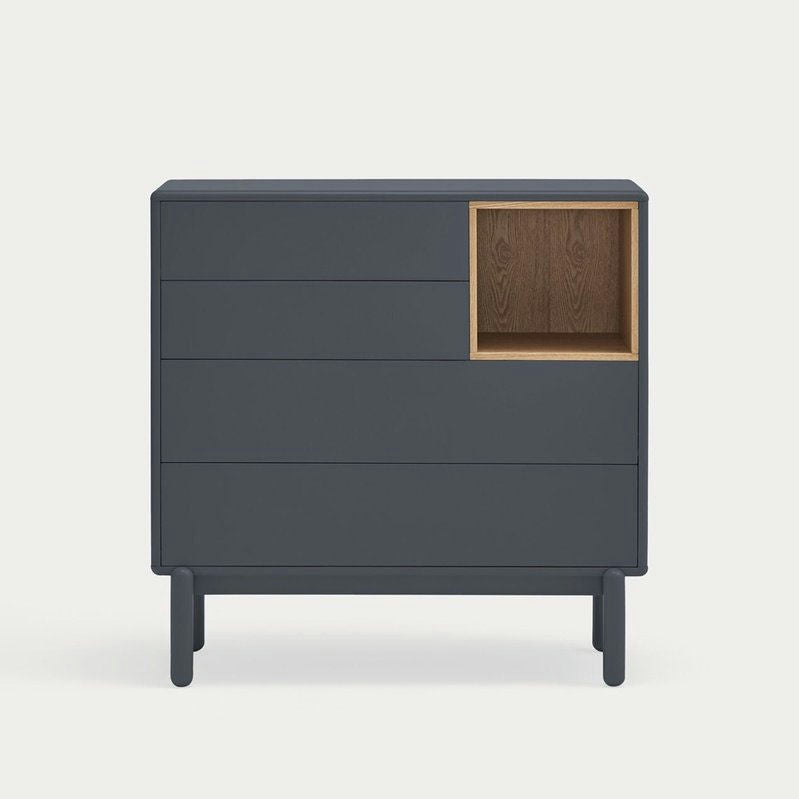 La cómoda de MDF y Roble con 4 Cajones Corvo 4C ofrece un almacenamiento eficiente con su diseño elegante y moderno en color negro. Cuenta con cuatro cajones horizontales y un estante cuadrado abierto de madera en el lado derecho, que se destaca elegantemente sobre un fondo blanco liso.