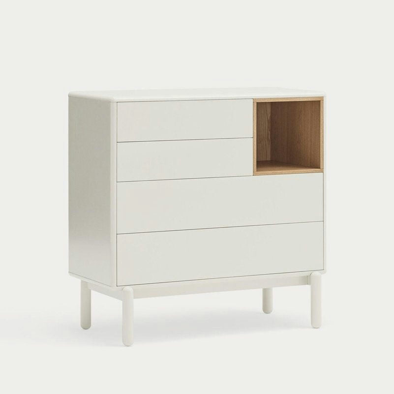 La cómoda de MDF y Roble con 4 Cajones Corvo 4C es una cómoda blanca con cuatro cajones espaciosos y un estante abierto, sostenidos por elegantes patas cilíndricas. Su diseño moderno ofrece almacenamiento eficiente para cualquier habitación de tu hogar.
