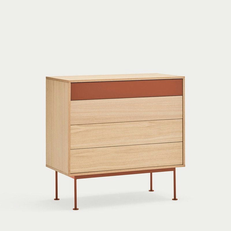 Presentamos la cómoda en MDF y Roble con 4 Cajones Yoko 4C: una sorprendente combinación de diseño minimalista y almacenamiento contemporáneo, con tres cajones de madera natural, un cajón superior de color óxido y elegantes patas delgadas de metal de color óxido. Ideal para espacios modernos.