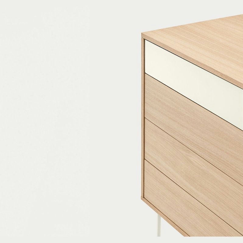 La Cómoda en MDF y Roble con 4 Cajones Yoko 4C combina madera clara con un elegante panel superior blanco, con cuatro cajones visibles. Con un fondo blanco nítido, representa un diseño minimalista y ofrece un almacenamiento elegante y contemporáneo para cualquier habitación.