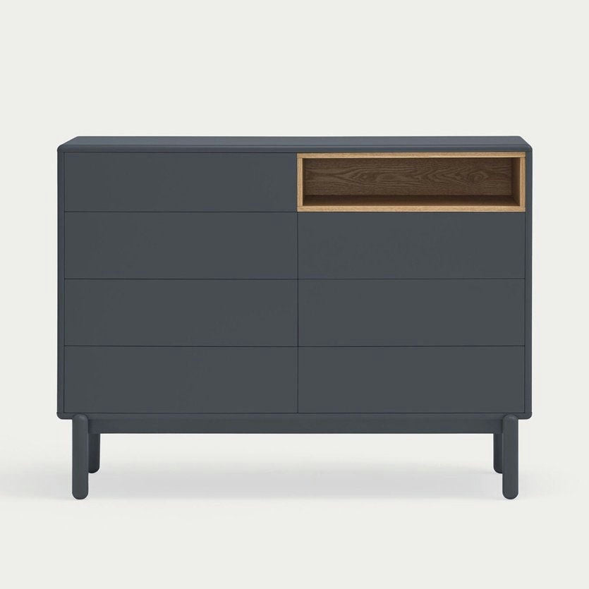 La Cómoda en MDF y Roble con 7 Cajones Corvo 7C es una cómoda gris oscuro que cuenta con seis cajones espaciosos y un estante abierto de madera, ideal para un diseño de interiores moderno.