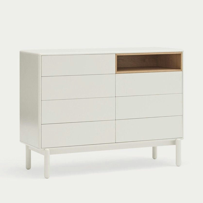 La Cómoda en MDF y Roble con 7 Cajones Corvo 7C es una cómoda blanca moderna con siete cajones cerrados, un estante abierto y se apoya elegantemente sobre cuatro patas, lo que la hace perfecta para el diseño interior contemporáneo.