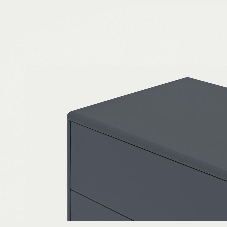 Un primer plano del Consola Corvo 1P2C, un moderno gabinete gris oscuro, muestra su diseño elegante y funcional con líneas limpias y bordes suaves sobre un fondo claro y liso.