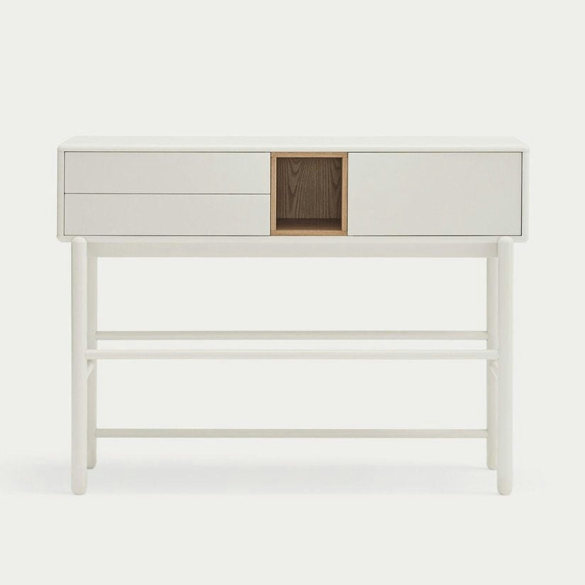 La Consola Corvo 1P2C es una elegante mesa auxiliar moderna de color blanco con dos cajones, un compartimento central abierto de madera y cuatro patas redondas, que ofrece elegantes soluciones de almacenamiento.