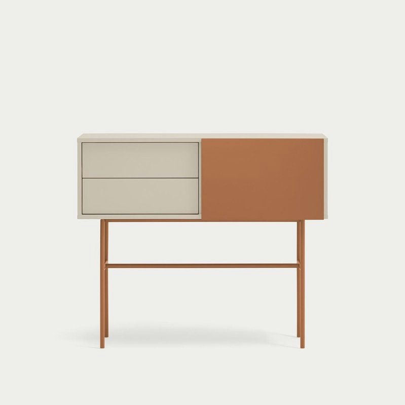 El aparador Consola Nube 1P2C es un elegante aparador con dos cajones beige y una puerta marrón sobre patas delgadas de color marrón. Su diseño contemporáneo realza la elegancia y la funcionalidad sobre un fondo blanco liso.