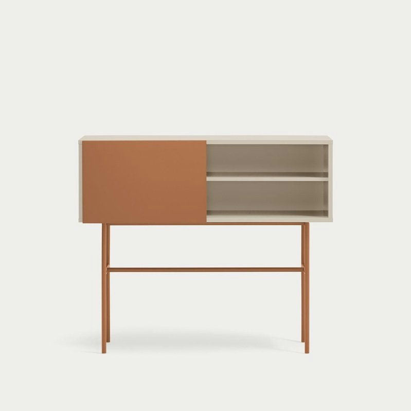 Consola Nube 1P2C es un aparador moderno con un diseño contemporáneo minimalista, puerta corrediza marrón claro, dos estantes abiertos y cuatro patas delgadas, que encarna tanto la elegancia como la funcionalidad.