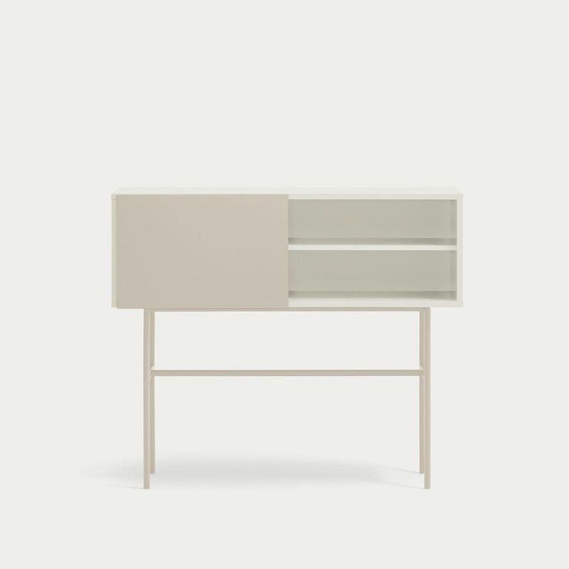 Consola Nube 1P2C es un aparador minimalista en color beige y blanco con un diseño contemporáneo, que presenta una puerta corredera, dos estantes abiertos y cuatro patas delgadas sobre un fondo claro.