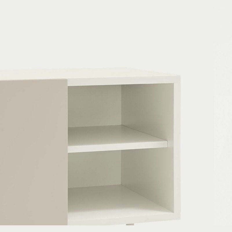 Consola Nube 1P2C presenta una estantería abierta blanca con dos estantes sobre un fondo neutro, que combina un diseño contemporáneo con una funcionalidad excepcional.