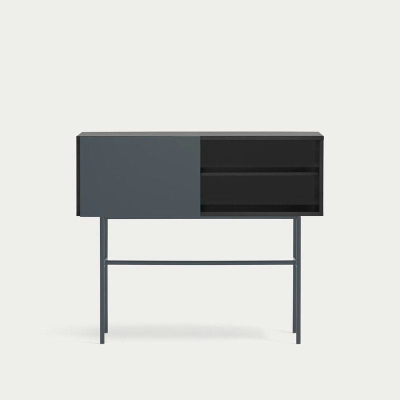 La Consola Nube 1P2C, que muestra el minimalismo moderno en un elegante diseño negro, incluye dos estantes abiertos en un lado y un gabinete cerrado en el otro, todos sostenidos por elegantes patas de metal.