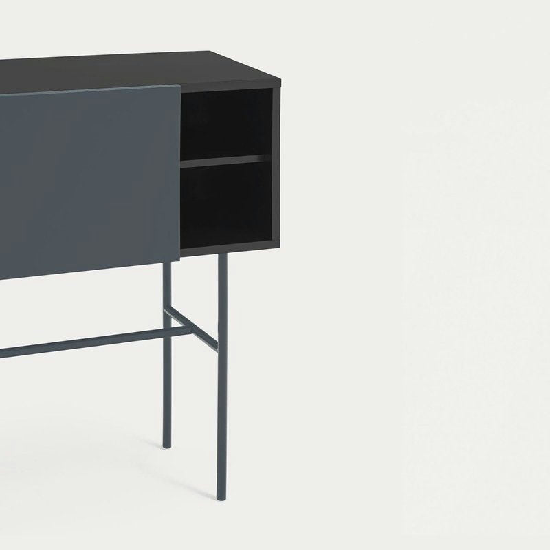 La Consola Nube 1P2C presenta un diseño minimalista moderno con un tablero oscuro, un compartimento de almacenamiento abierto y patas delgadas de metal, que incorpora el minimalismo contemporáneo con elegancia sobre un fondo sencillo.