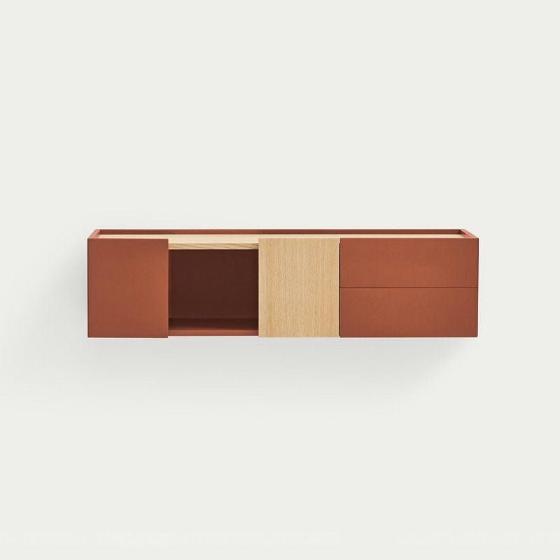 La Consola Otto 2P2C (Suspendida) es un mueble de pared que muestra modernidad y funcionalidad. Cuenta con tres secciones: dos en color óxido con cajones a la vista y una en madera clara, todas ellas con un elegante diseño flotante.