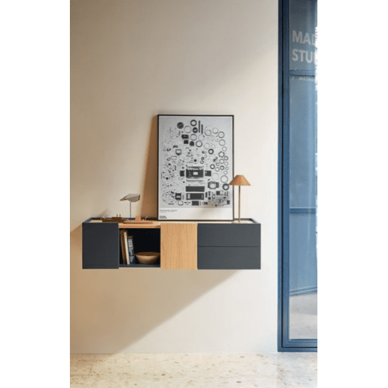 La Consola Otto 2P2C (Suspendida) combina modernidad y funcionalidad con una obra de arte abstracta enmarcada, una pequeña lámpara y elementos decorativos. Su diseño flotante se destaca por una gran ventana a la derecha.