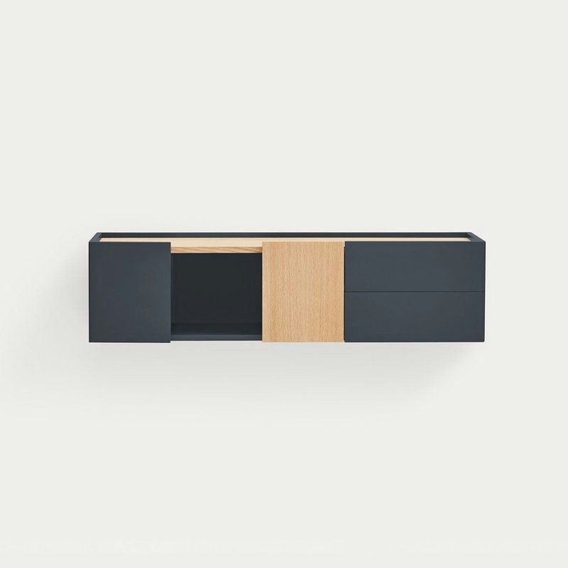 La Consola Otto 2P2C (Suspendida) presenta un diseño minimalista con paneles negros y de madera, que representan modernidad y funcionalidad. Su panel izquierdo abierto revela un compartimento vacío, combinando estilo y utilidad sin esfuerzo.
