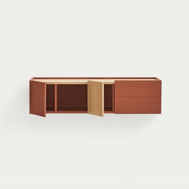 La consola Otto 2P2C (suspendida) de pared presenta un diseño rectangular con un exterior de color marrón rojizo y un interior de madera clara, que combina modernidad y funcionalidad. Una puerta abierta revela un amplio espacio de almacenamiento, que encarna su elegante diseño flotante.